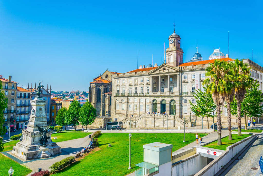 https://mdw-travel-data-us-east-1.s3.amazonaws.com/img/country/Portugal/Stock-Exchange-Palace/img_00.jpg
