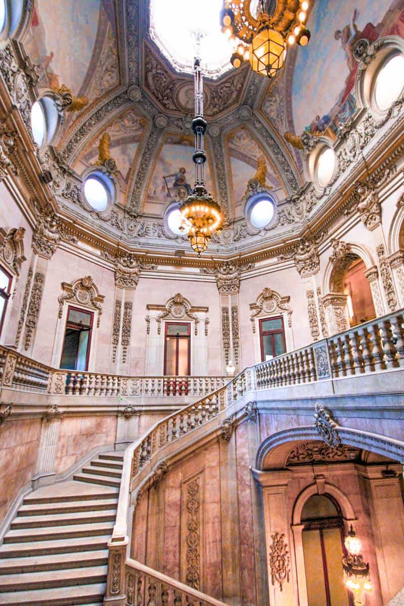 https://mdw-travel-data-us-east-1.s3.amazonaws.com/img/country/Portugal/Stock-Exchange-Palace/img_01.jpg