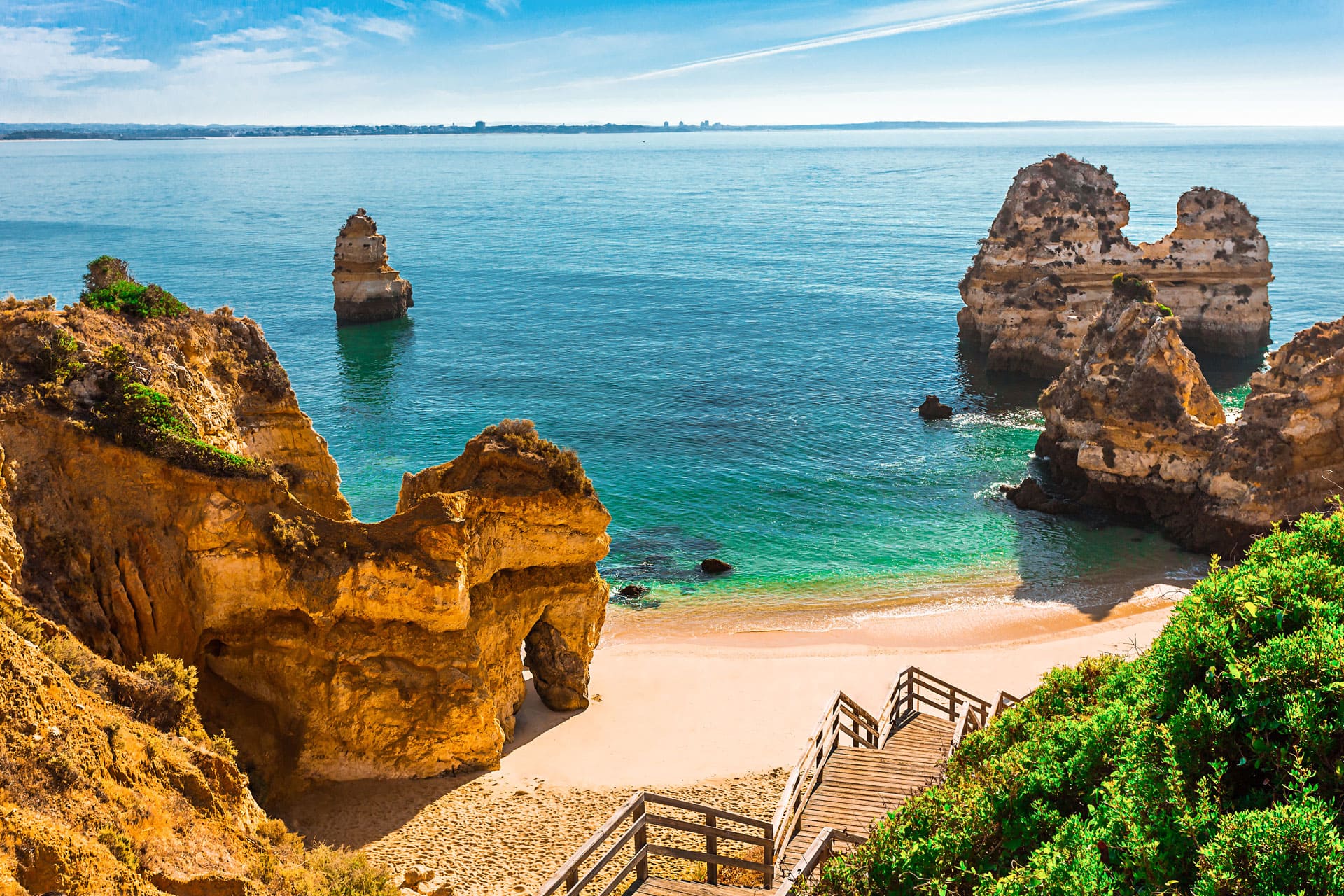 https://mdw-travel-data-us-east-1.s3.amazonaws.com/img/country/Portugal/Sunset-Party-at-the-Closest-Beach/img_02.jpg