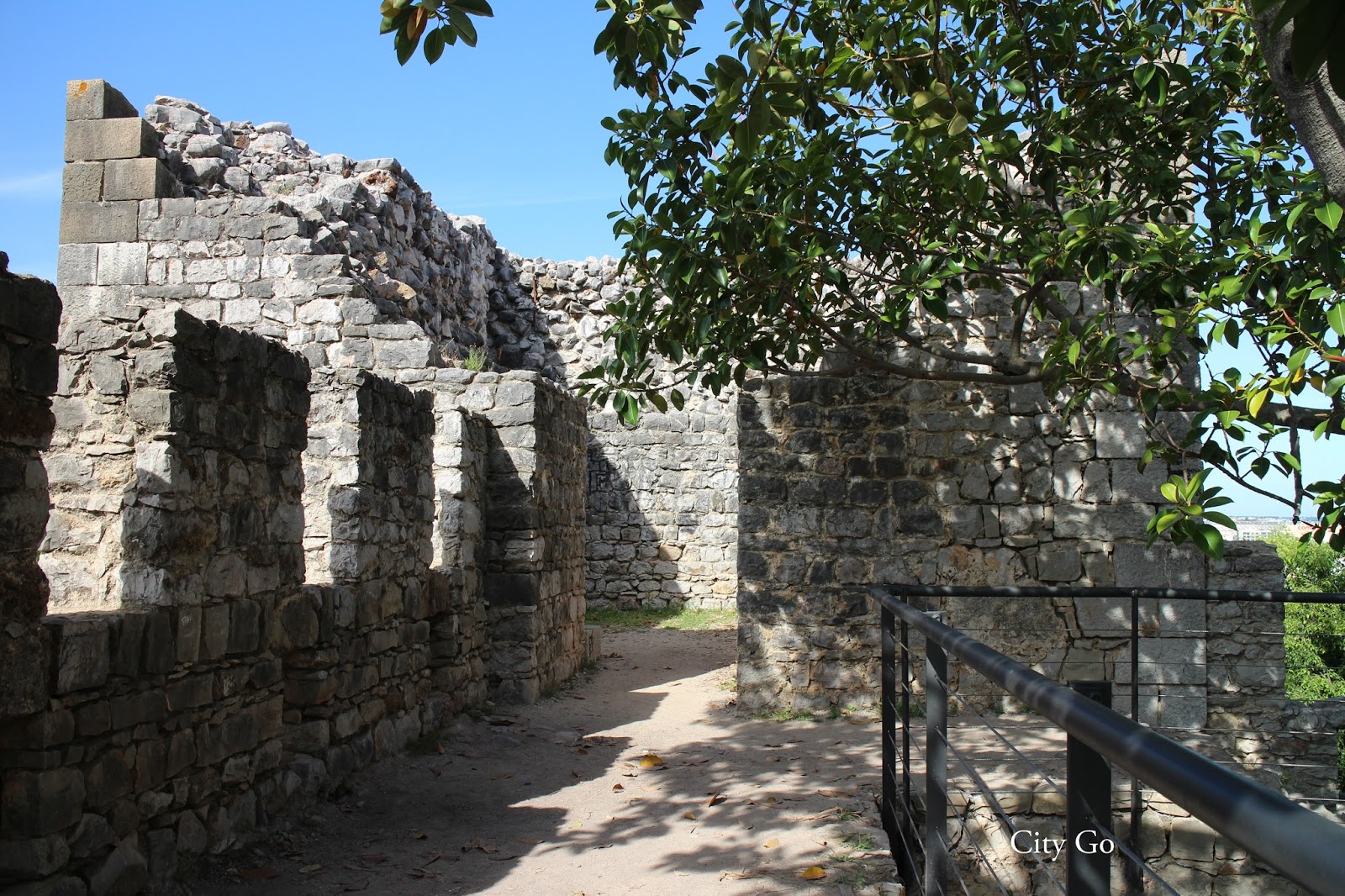 https://mdw-travel-data-us-east-1.s3.amazonaws.com/img/country/Portugal/Tavira-Castle/img_02.jpg
