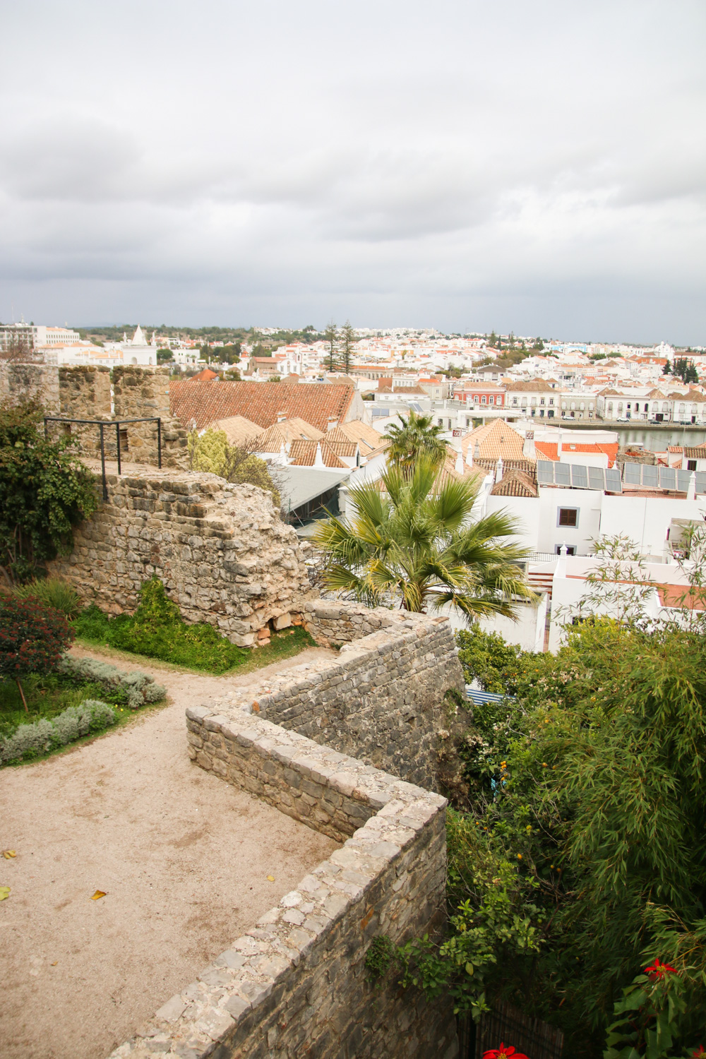 https://mdw-travel-data-us-east-1.s3.amazonaws.com/img/country/Portugal/Tavira-Castle/img_03.jpg