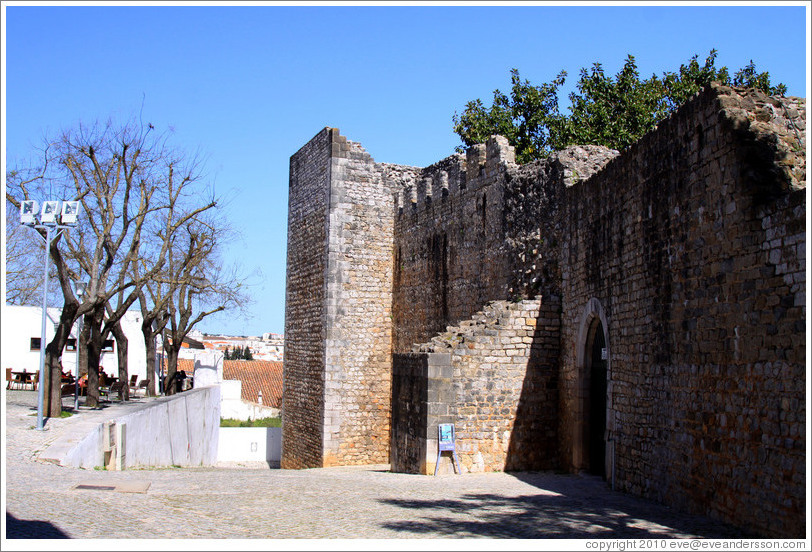 https://mdw-travel-data-us-east-1.s3.amazonaws.com/img/country/Portugal/Tavira-Castle/img_04.jpg
