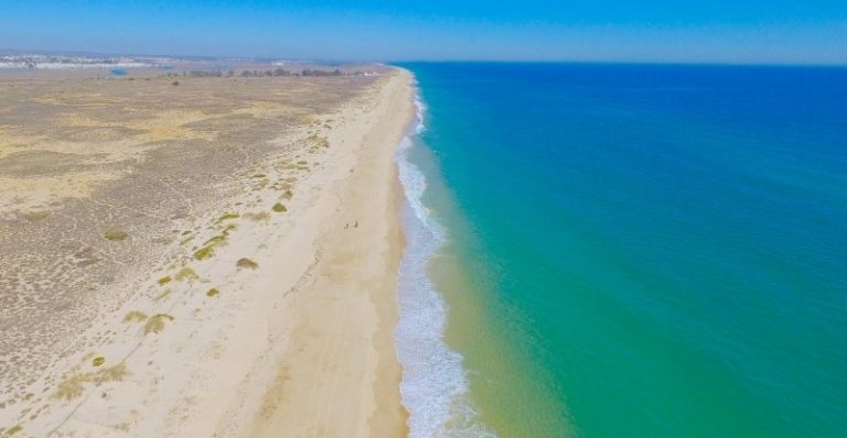https://mdw-travel-data-us-east-1.s3.amazonaws.com/img/country/Portugal/Tavira-Island/img_04.jpg