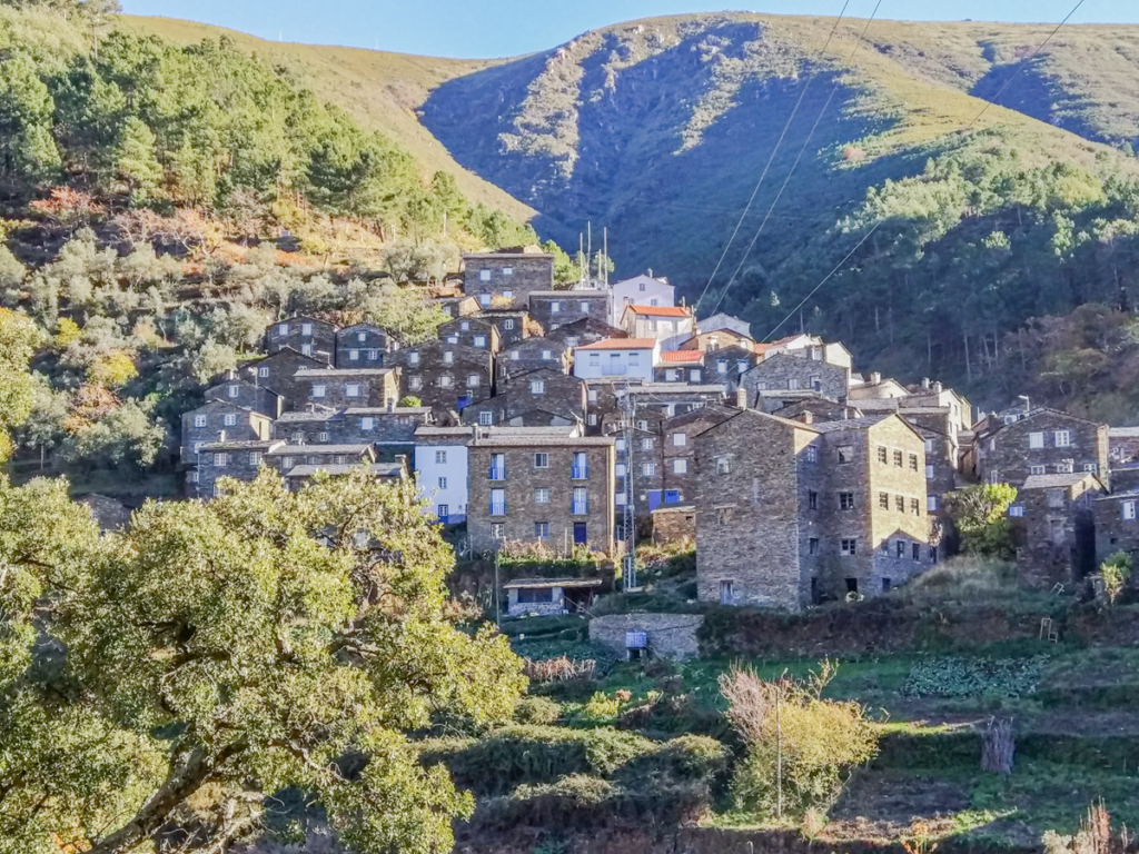 https://mdw-travel-data-us-east-1.s3.amazonaws.com/img/country/Portugal/The-Aldeias-do-Xisto/img_02.jpg