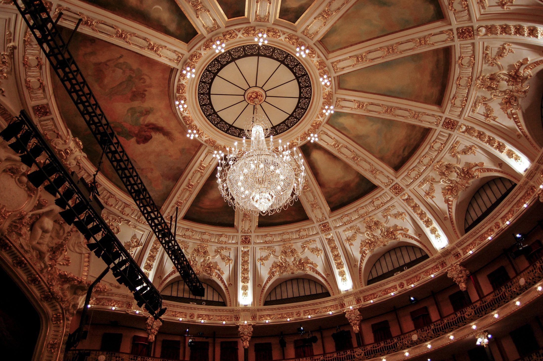 https://mdw-travel-data-us-east-1.s3.amazonaws.com/img/country/Portugal/Theatro-Circo/img_01.jpg