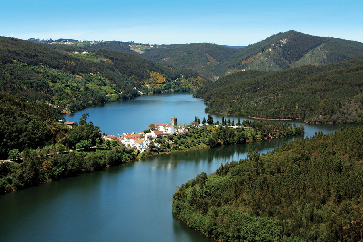 https://mdw-travel-data-us-east-1.s3.amazonaws.com/img/country/Portugal/Torre-de-Dornes/img_02.jpg