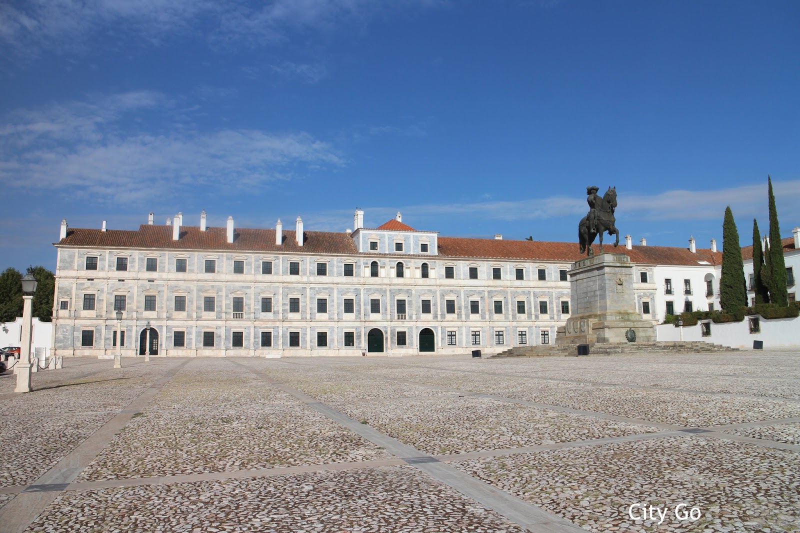 https://mdw-travel-data-us-east-1.s3.amazonaws.com/img/country/Portugal/Vila-Vicosa-Ducal-Palace/img_01.jpg