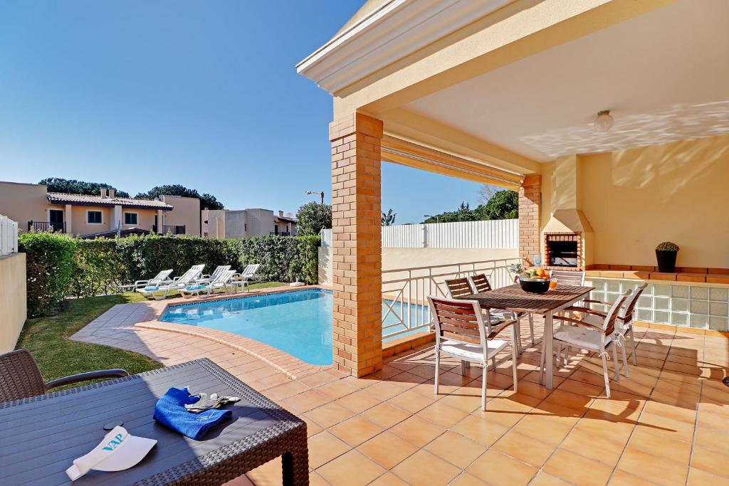 https://mdw-travel-data-us-east-1.s3.amazonaws.com/img/country/Portugal/Vilamoura-Tennis-Academy/img_01.jpg