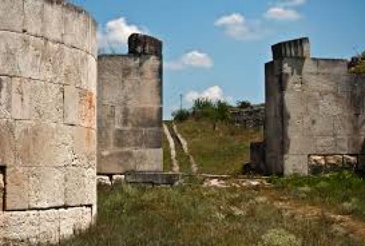 https://mdw-travel-data-us-east-1.s3.amazonaws.com/img/country/Romania/Adamclisi-Mausoleum/img_04.jpg