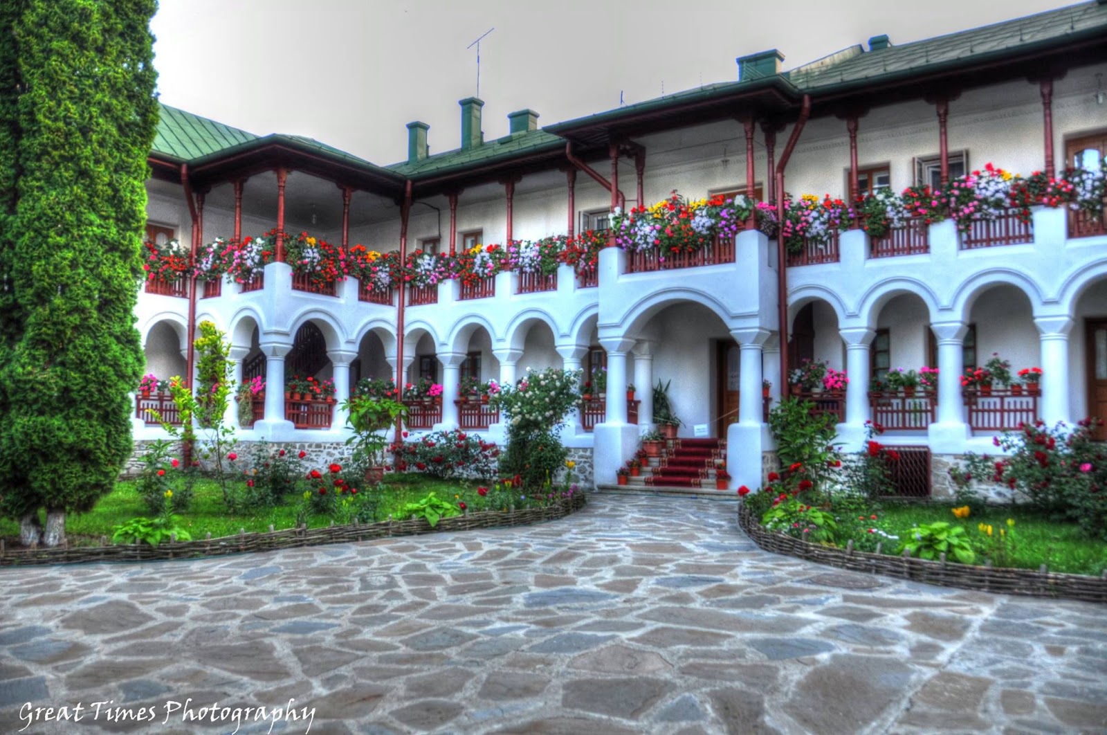 https://mdw-travel-data-us-east-1.s3.amazonaws.com/img/country/Romania/Agapia-Monastery/img_00.jpg