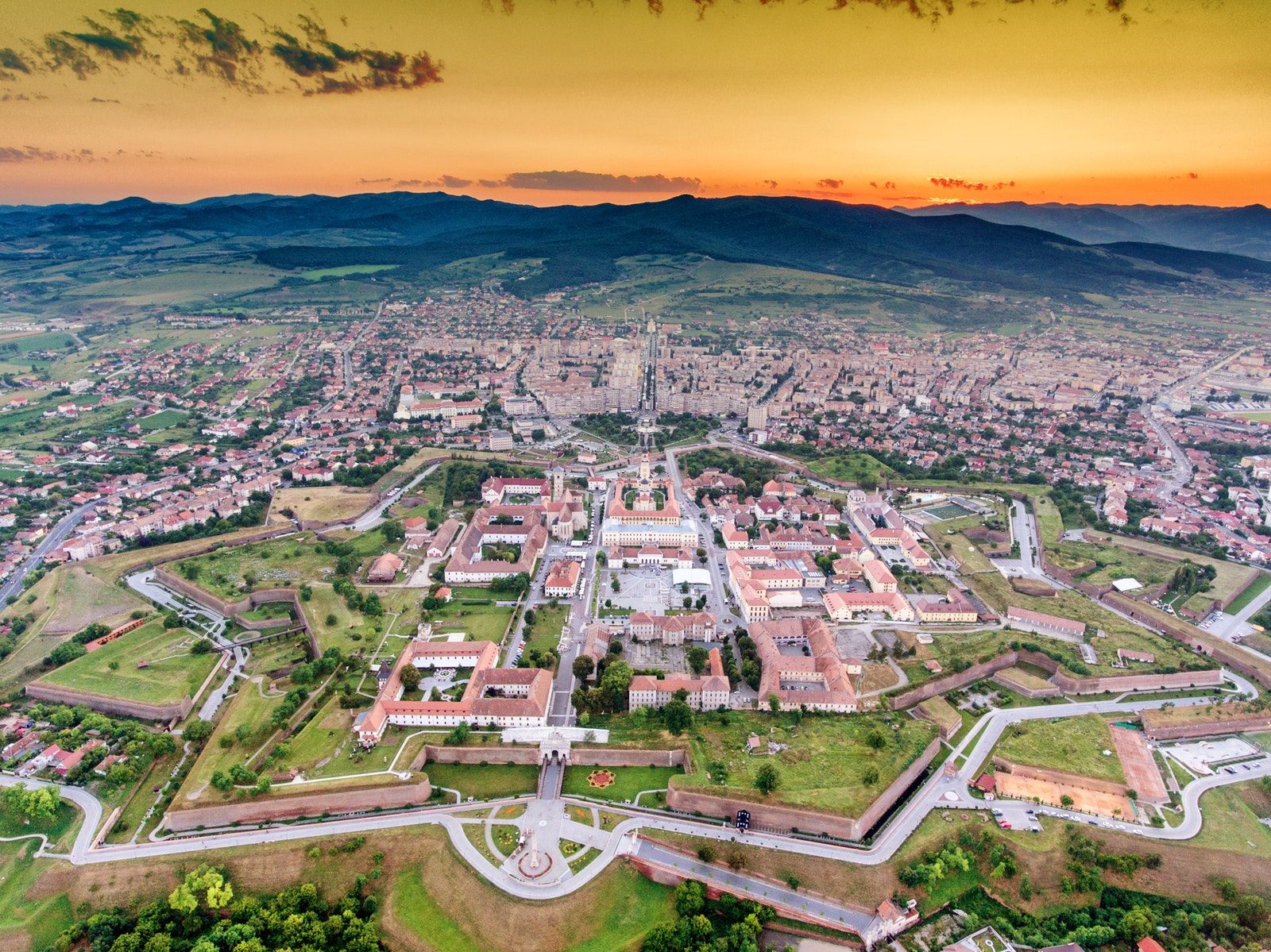 https://mdw-travel-data-us-east-1.s3.amazonaws.com/img/country/Romania/Alba-Carolina-Citadel/img_00.jpg