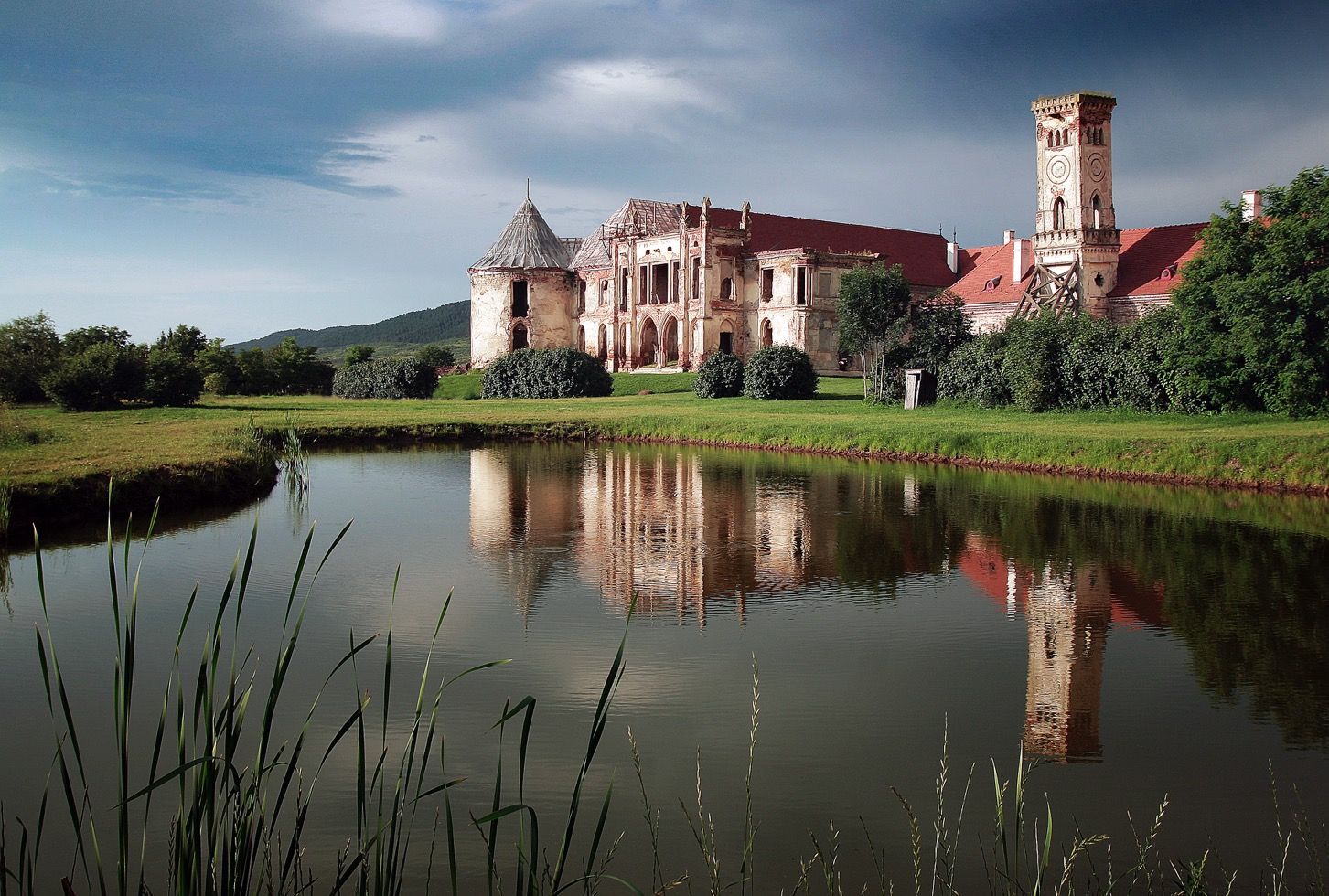 https://mdw-travel-data-us-east-1.s3.amazonaws.com/img/country/Romania/Banffy-Castle/img_00.jpg