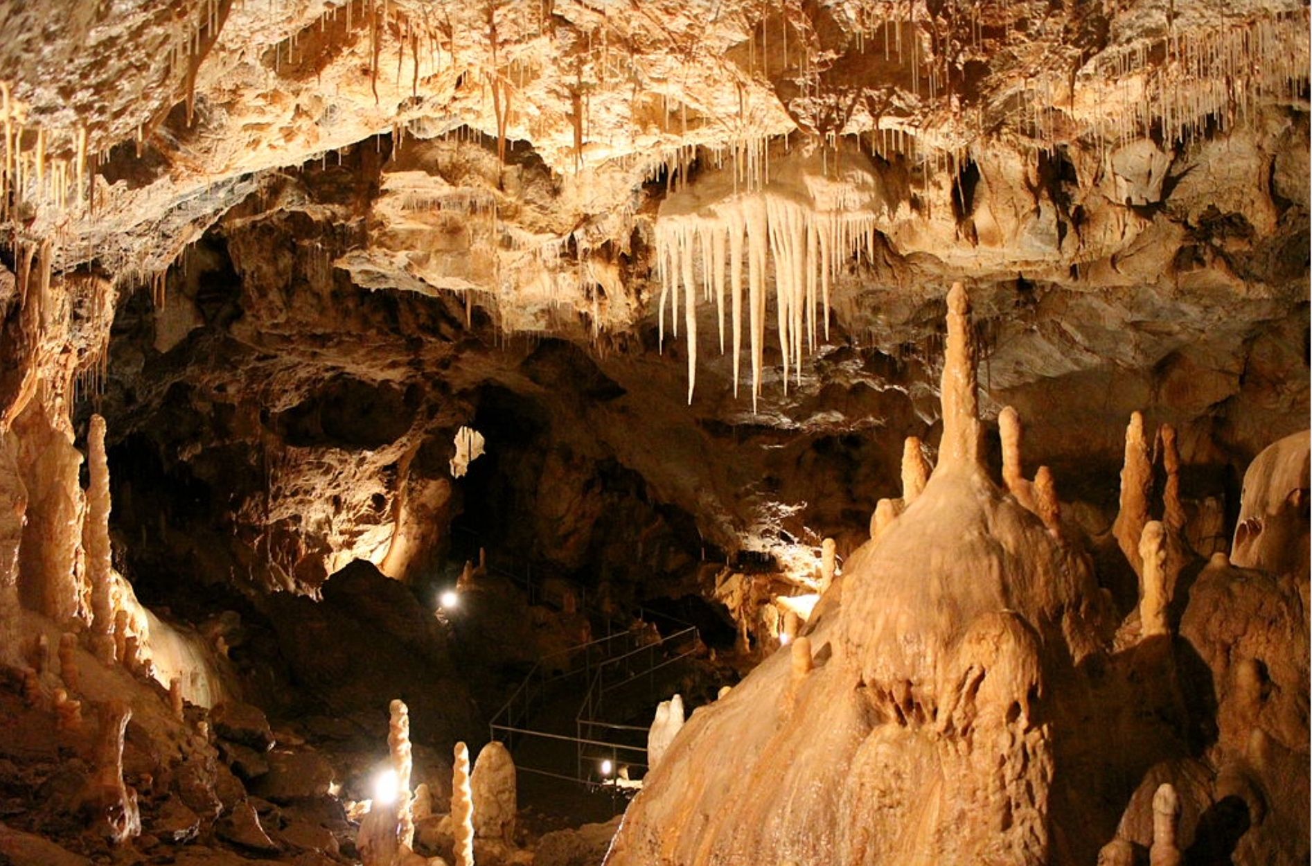 https://mdw-travel-data-us-east-1.s3.amazonaws.com/img/country/Romania/Bears-Cave/img_01.jpg