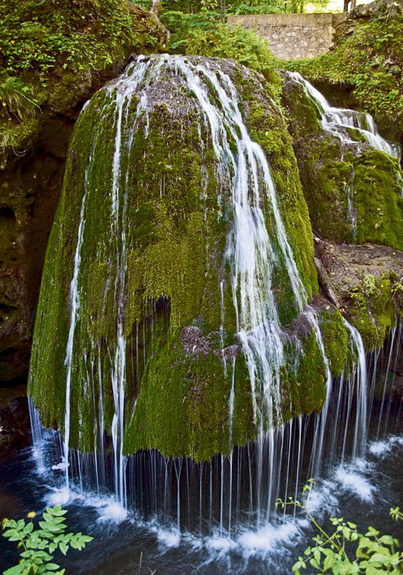 https://mdw-travel-data-us-east-1.s3.amazonaws.com/img/country/Romania/Bigar-Waterfall/img_00.jpg