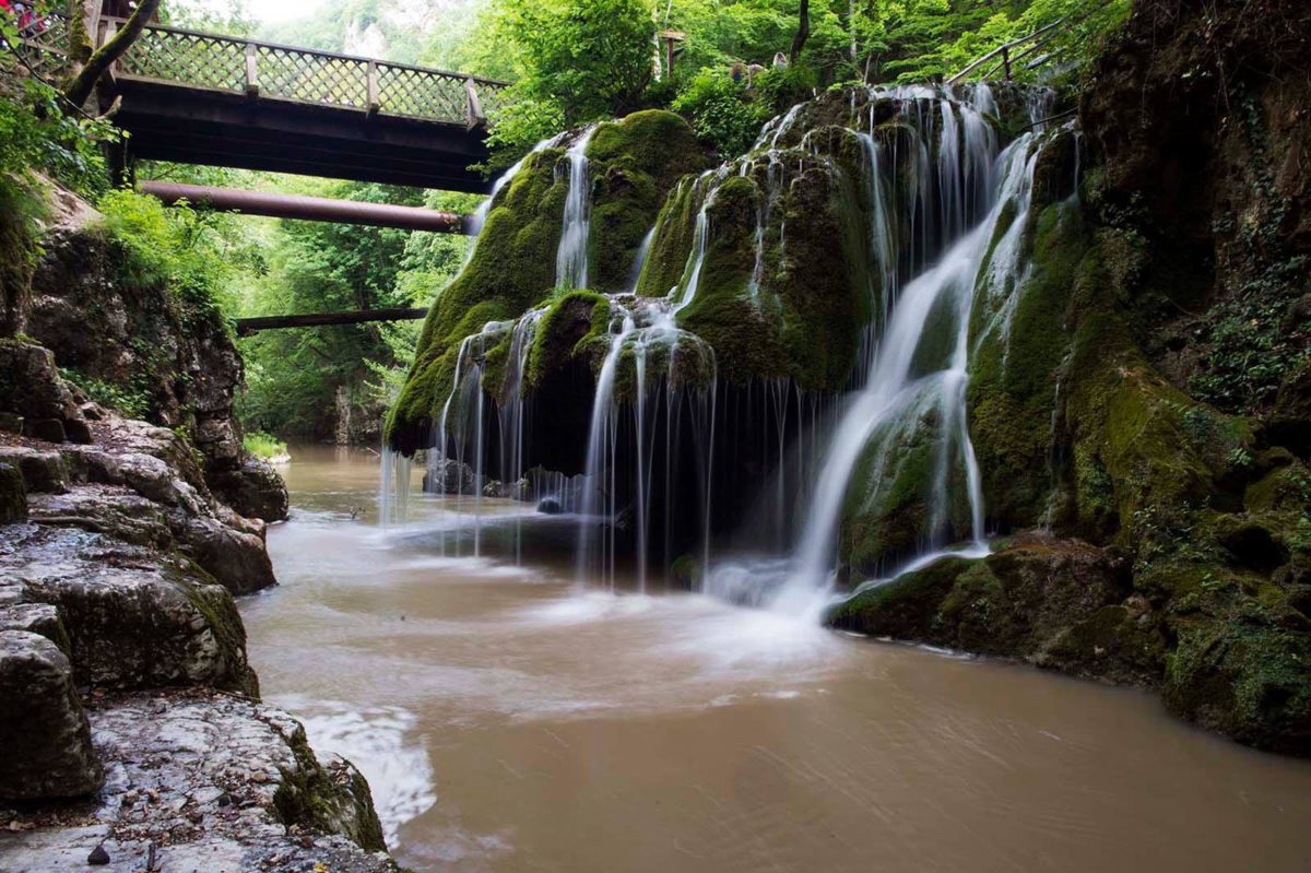 https://mdw-travel-data-us-east-1.s3.amazonaws.com/img/country/Romania/Bigar-Waterfall/img_05.jpg