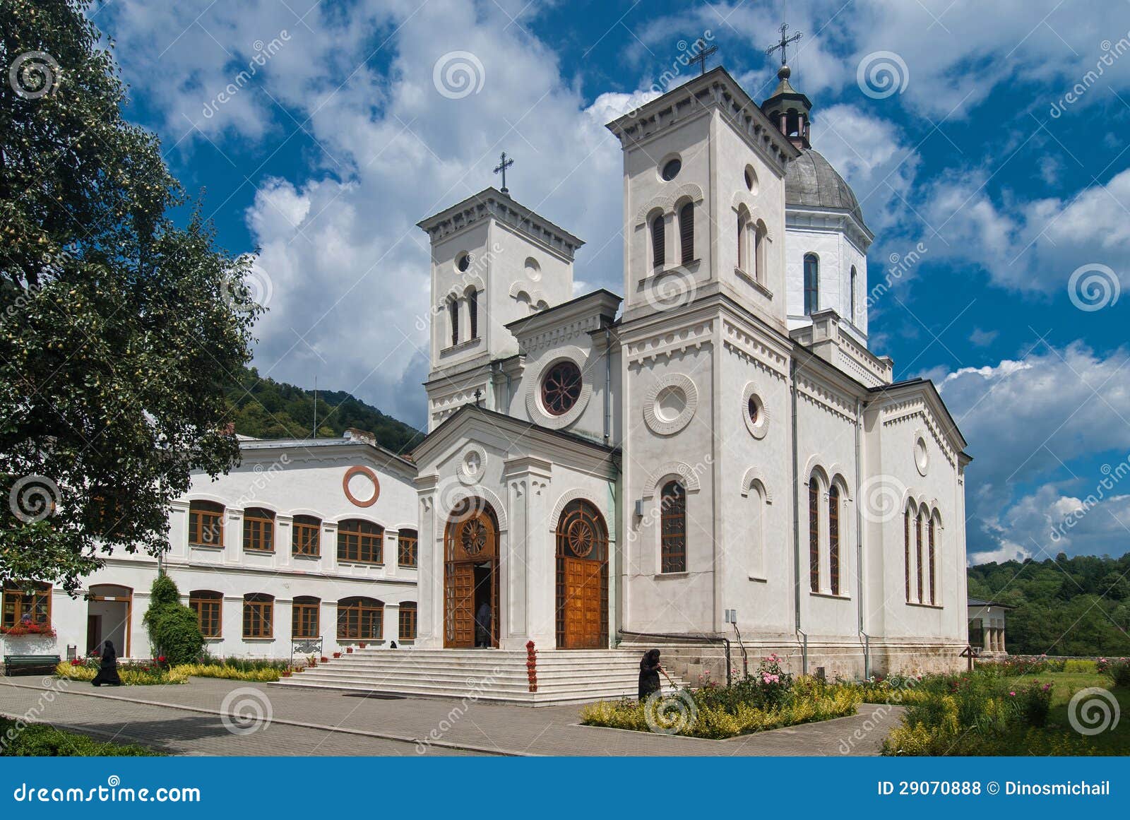https://mdw-travel-data-us-east-1.s3.amazonaws.com/img/country/Romania/Bistrita-Monastery/img_03.jpg
