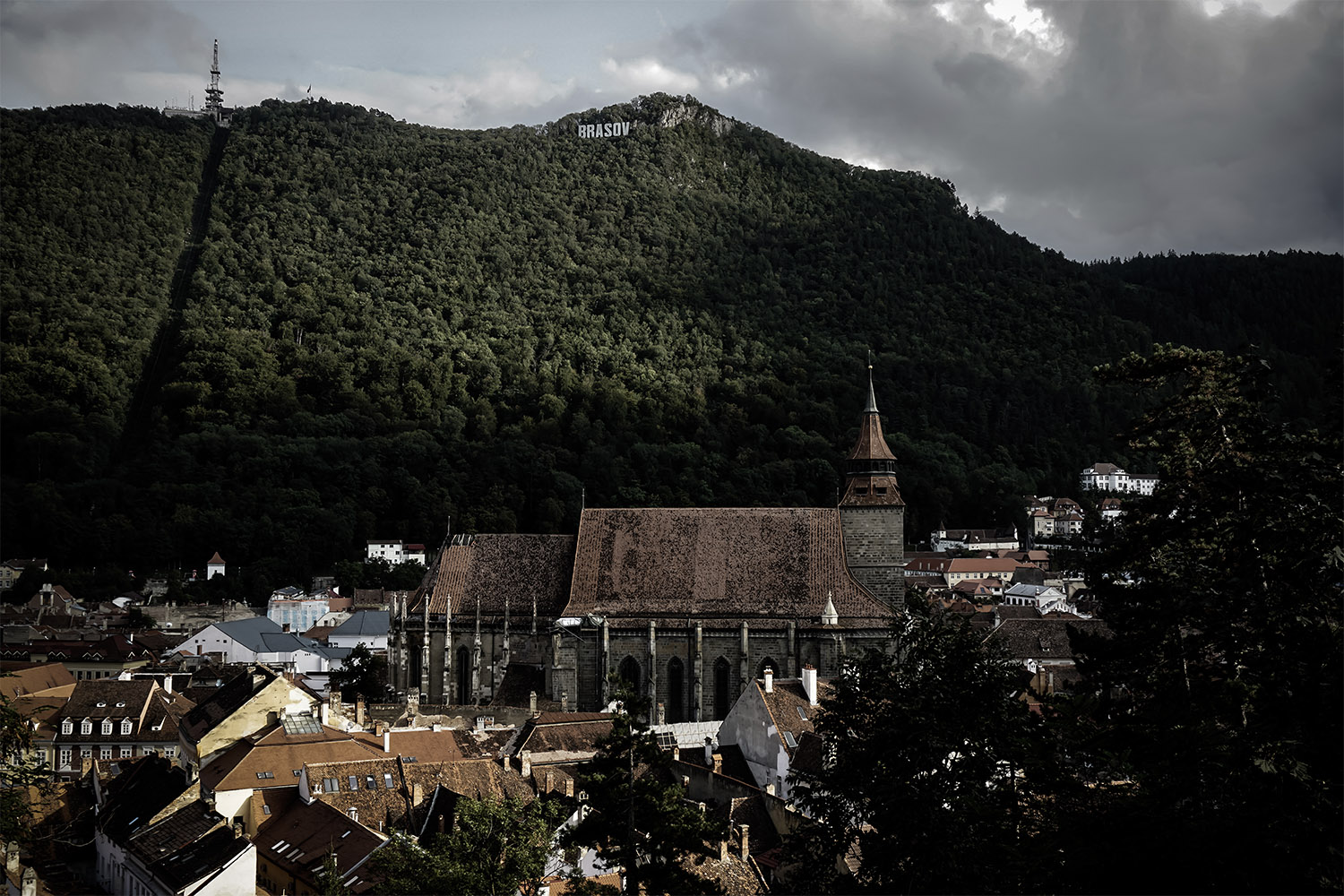 https://mdw-travel-data-us-east-1.s3.amazonaws.com/img/country/Romania/Black-Church-Catacombs/img_01.jpg