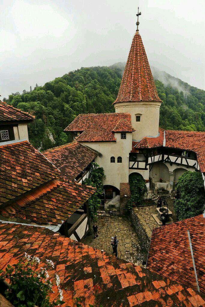 https://mdw-travel-data-us-east-1.s3.amazonaws.com/img/country/Romania/Bran-Castle/img_03.jpg