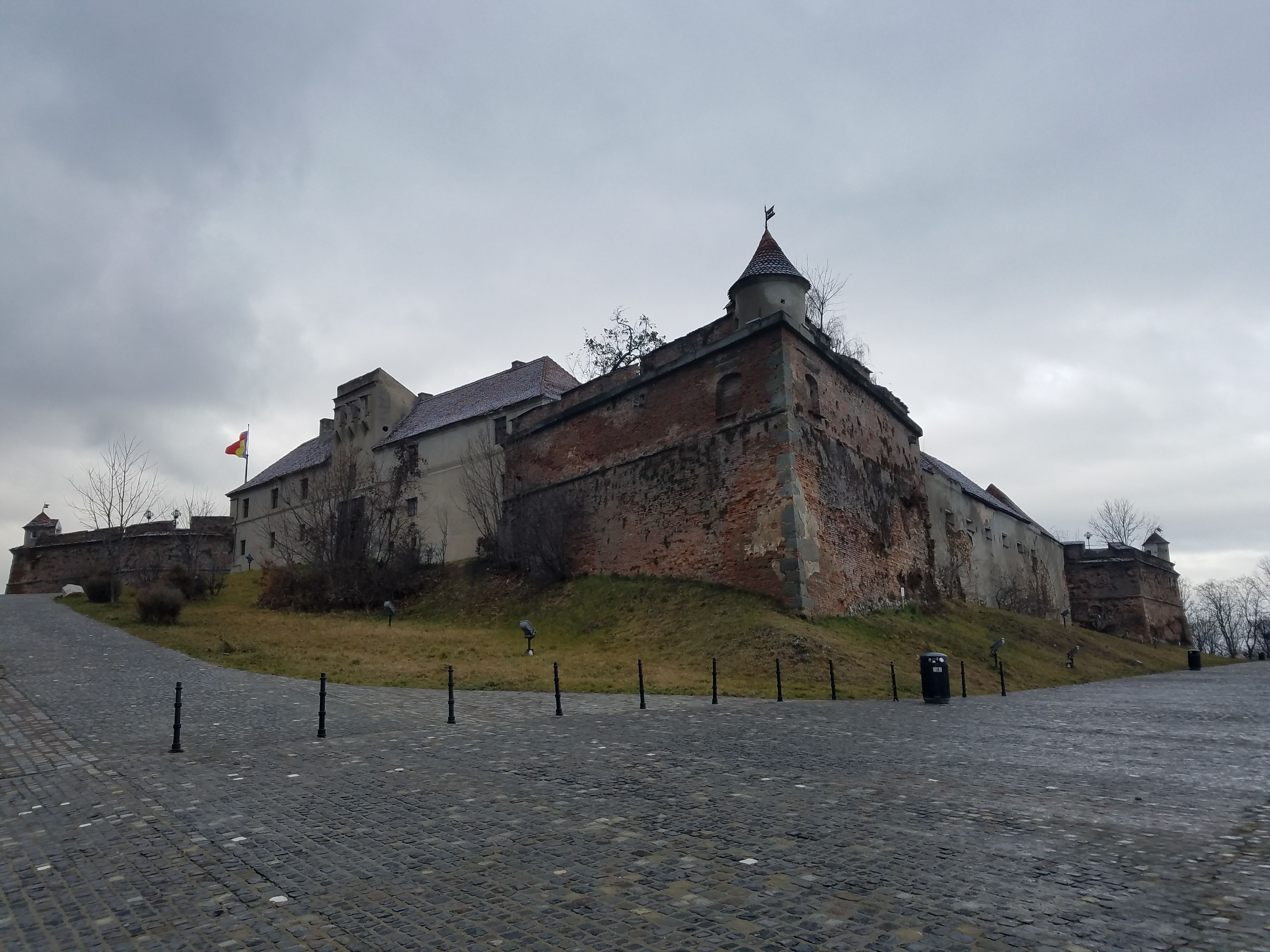 https://mdw-travel-data-us-east-1.s3.amazonaws.com/img/country/Romania/Brasov-Citadel/img_03.jpg