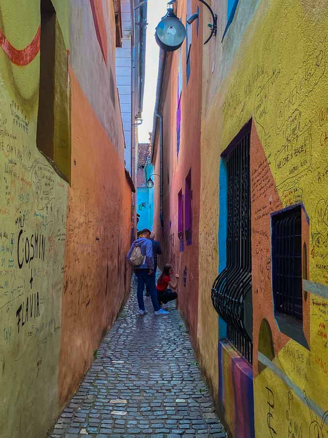 https://mdw-travel-data-us-east-1.s3.amazonaws.com/img/country/Romania/Brasov-Rope-Street/img_00.jpg
