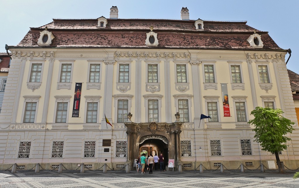 https://mdw-travel-data-us-east-1.s3.amazonaws.com/img/country/Romania/Brukenthal-High-School/img_00.jpg