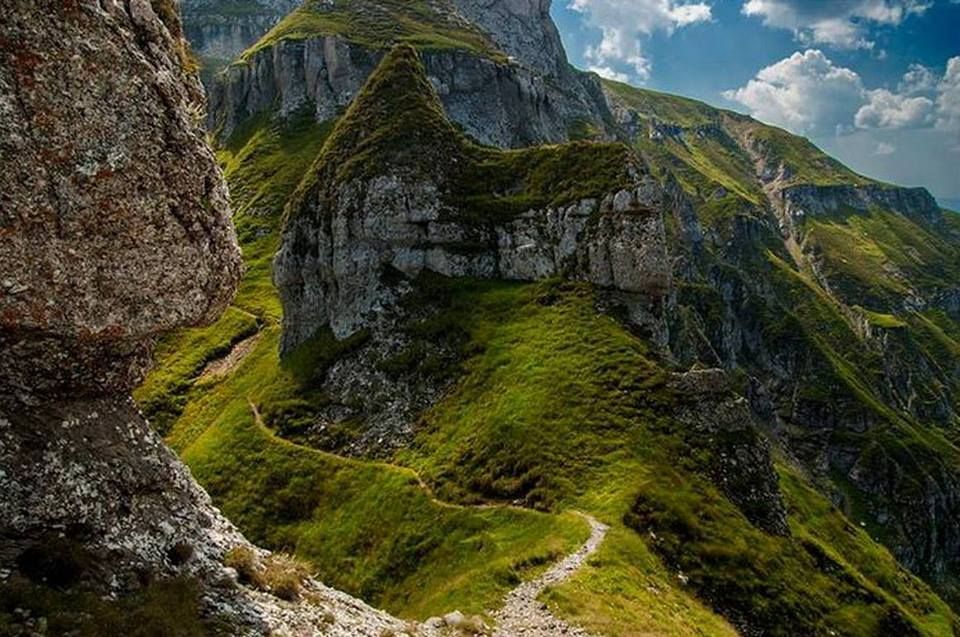 https://mdw-travel-data-us-east-1.s3.amazonaws.com/img/country/Romania/Bucegi-Mountains/img_02.jpg