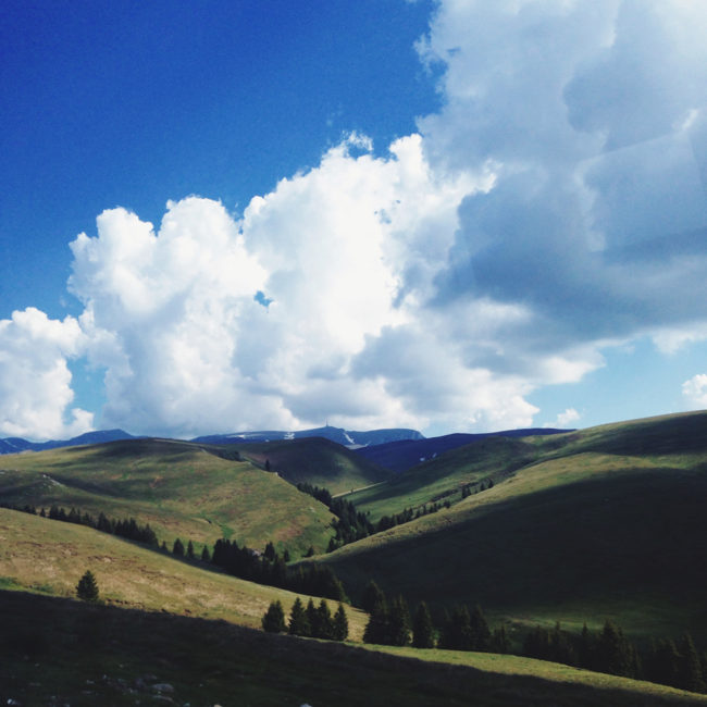 https://mdw-travel-data-us-east-1.s3.amazonaws.com/img/country/Romania/Bucegi-National-Park/img_03.jpg