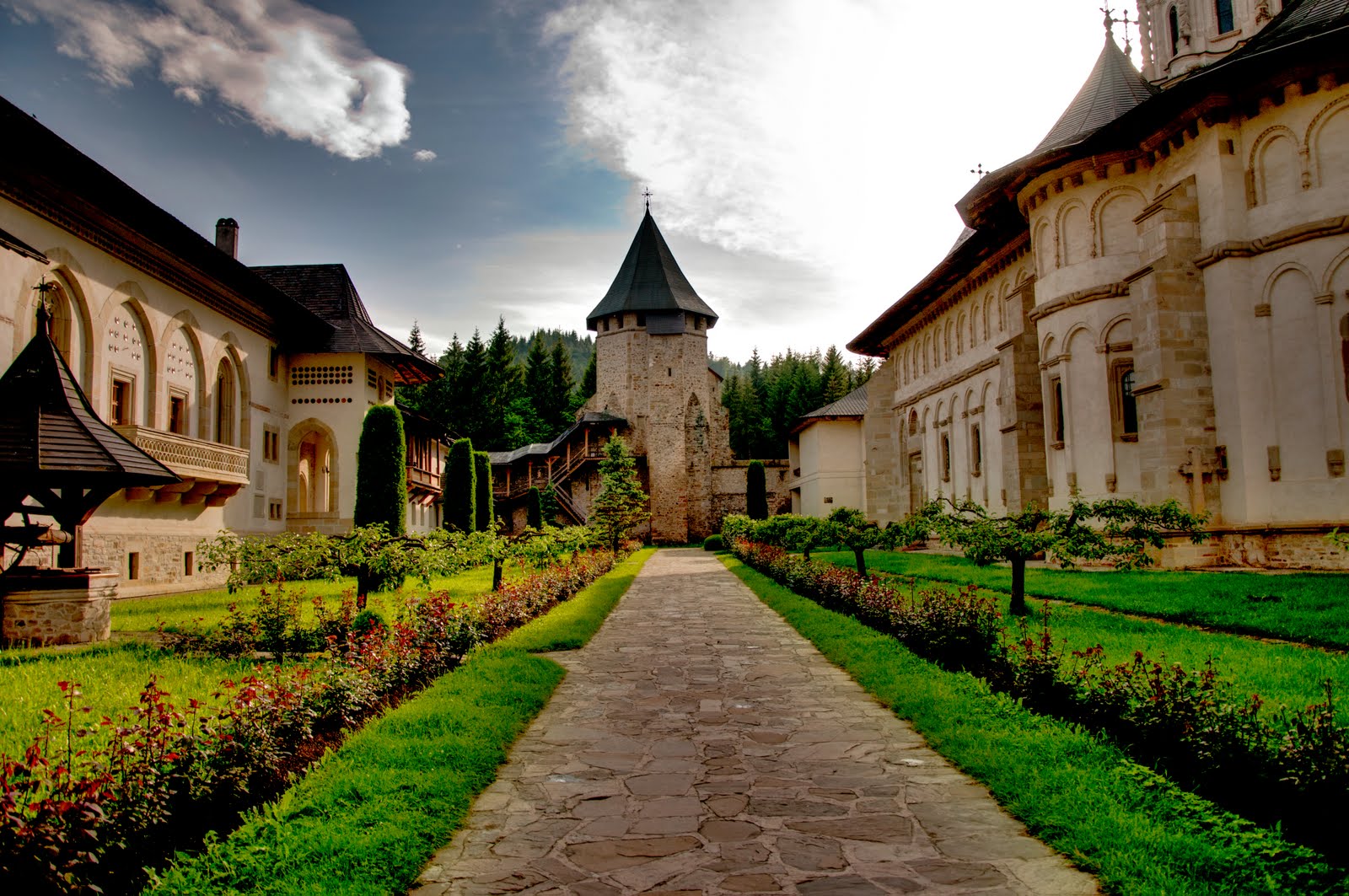 https://mdw-travel-data-us-east-1.s3.amazonaws.com/img/country/Romania/Bucovina-Village-Museum/img_01.jpg