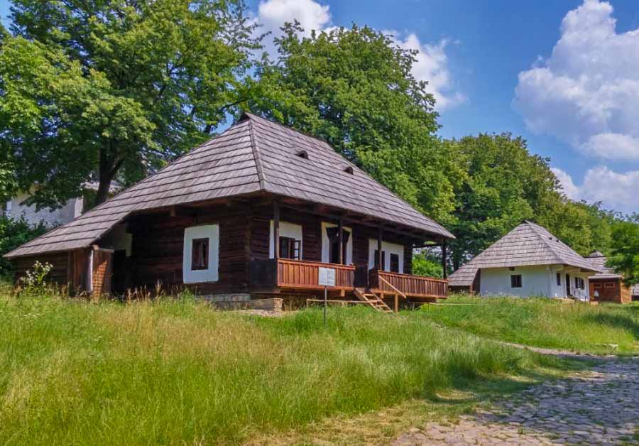 https://mdw-travel-data-us-east-1.s3.amazonaws.com/img/country/Romania/Bucovina-Village-Museum/img_03.jpg
