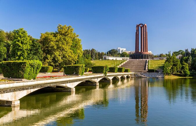 https://mdw-travel-data-us-east-1.s3.amazonaws.com/img/country/Romania/Carol-Park/img_01.jpg
