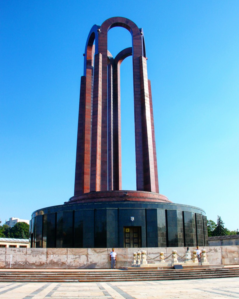https://mdw-travel-data-us-east-1.s3.amazonaws.com/img/country/Romania/Carol-Park/img_03.jpg