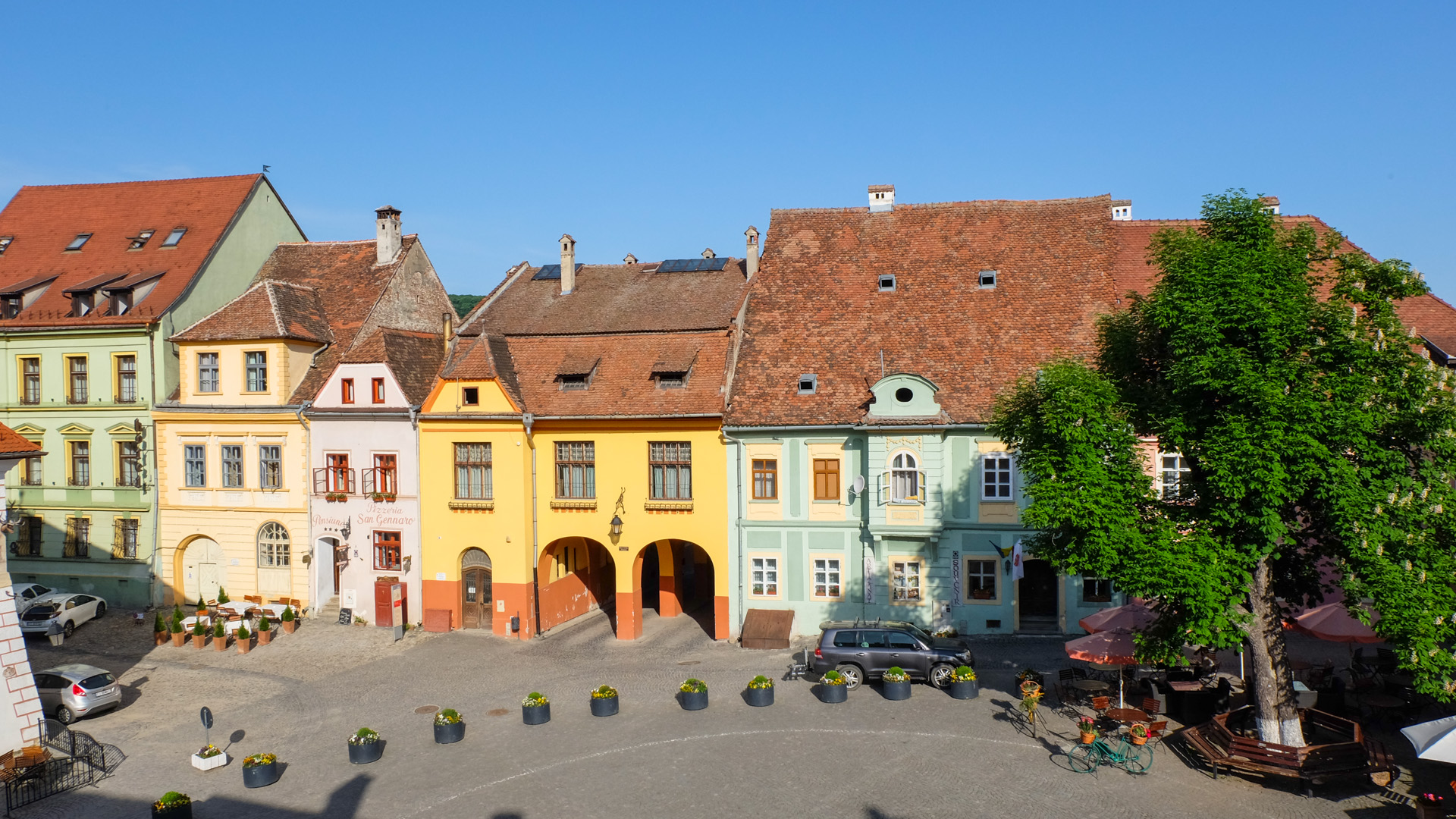 https://mdw-travel-data-us-east-1.s3.amazonaws.com/img/country/Romania/Cavele-aurite/img_01.jpg