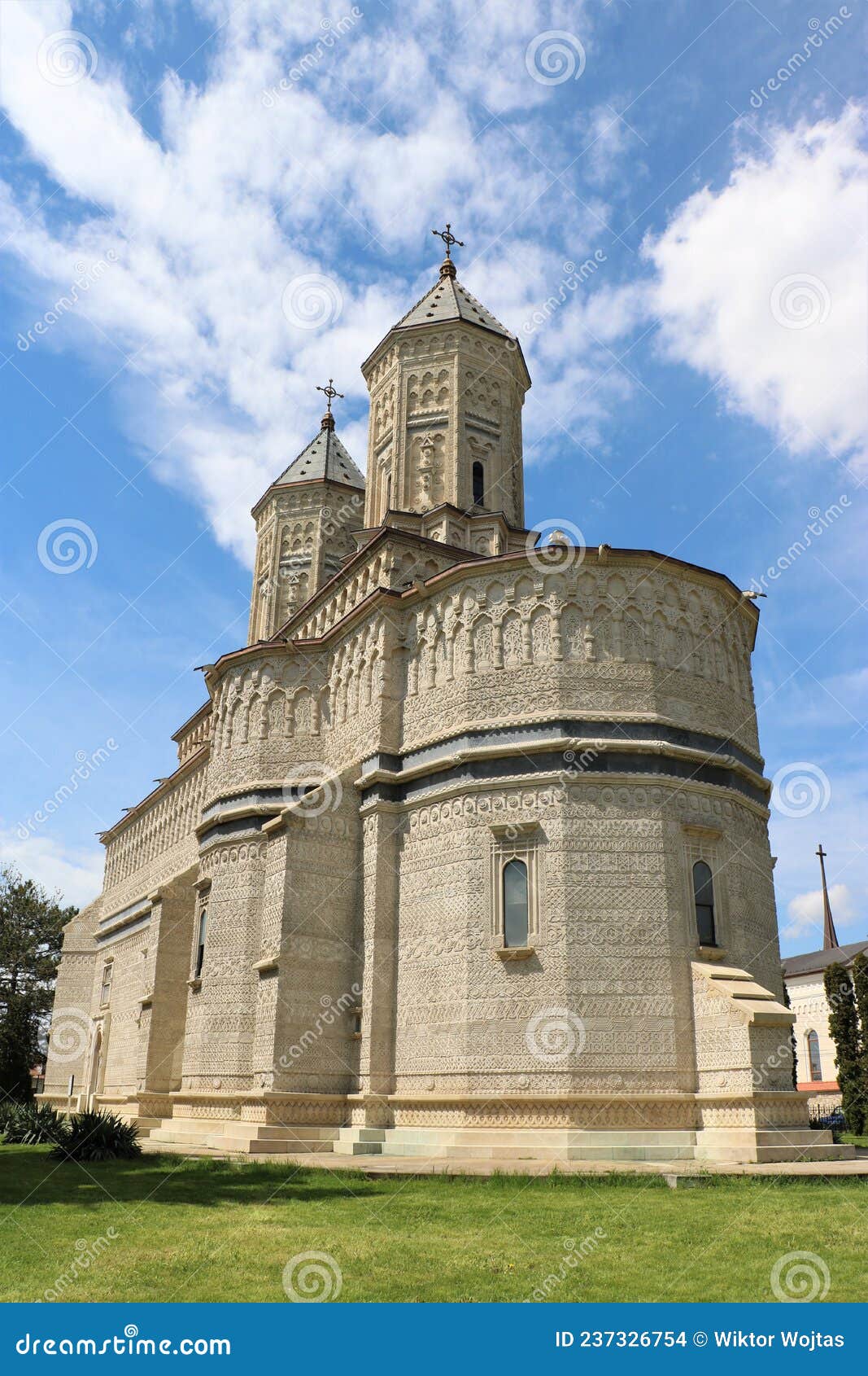 https://mdw-travel-data-us-east-1.s3.amazonaws.com/img/country/Romania/Church-of-the-Three-Hierarchs/img_01.jpg