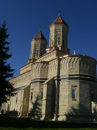 https://mdw-travel-data-us-east-1.s3.amazonaws.com/img/country/Romania/Church-of-the-Three-Hierarchs/img_03.jpg