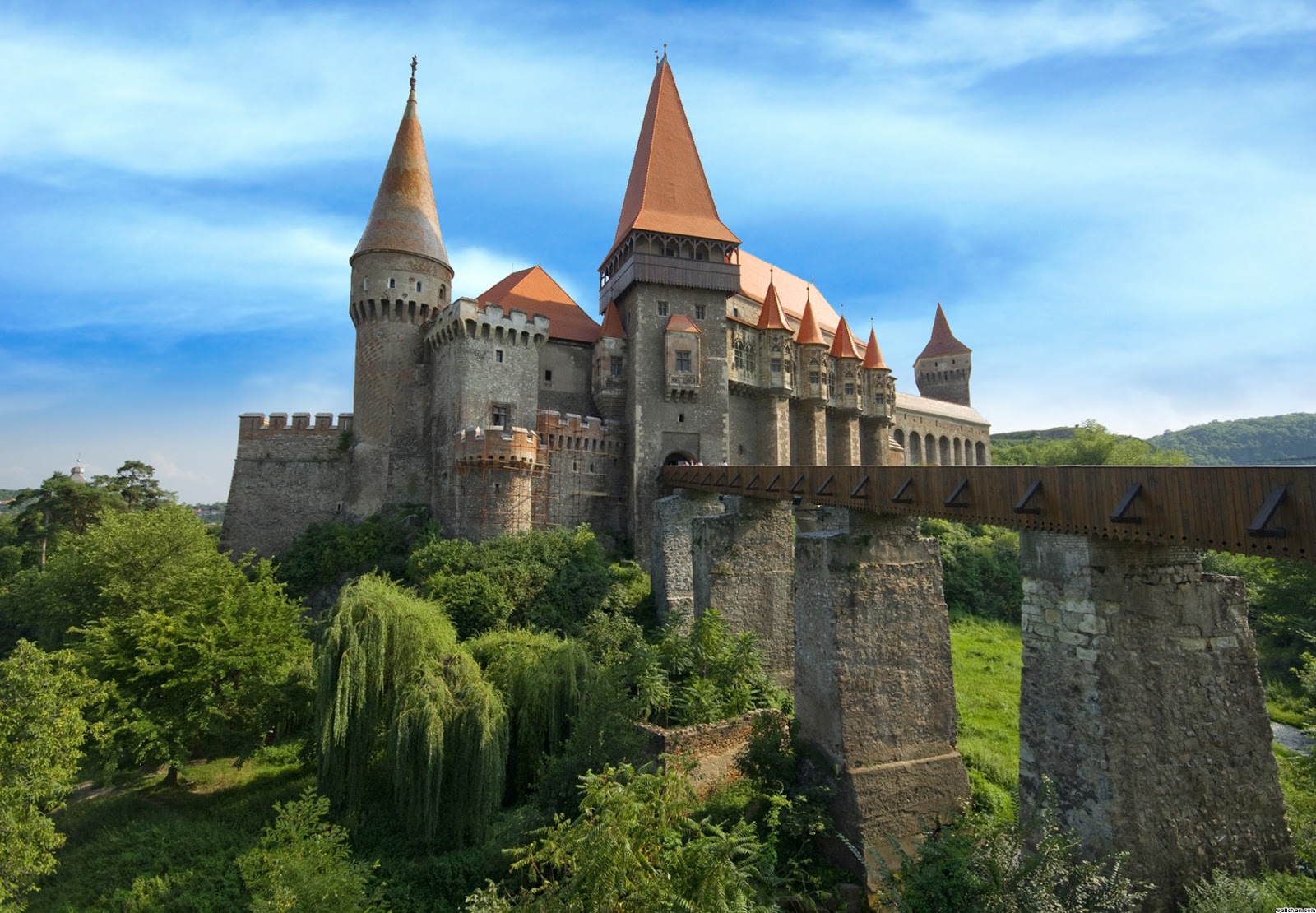 https://mdw-travel-data-us-east-1.s3.amazonaws.com/img/country/Romania/Corvin-Castle/img_00.jpg