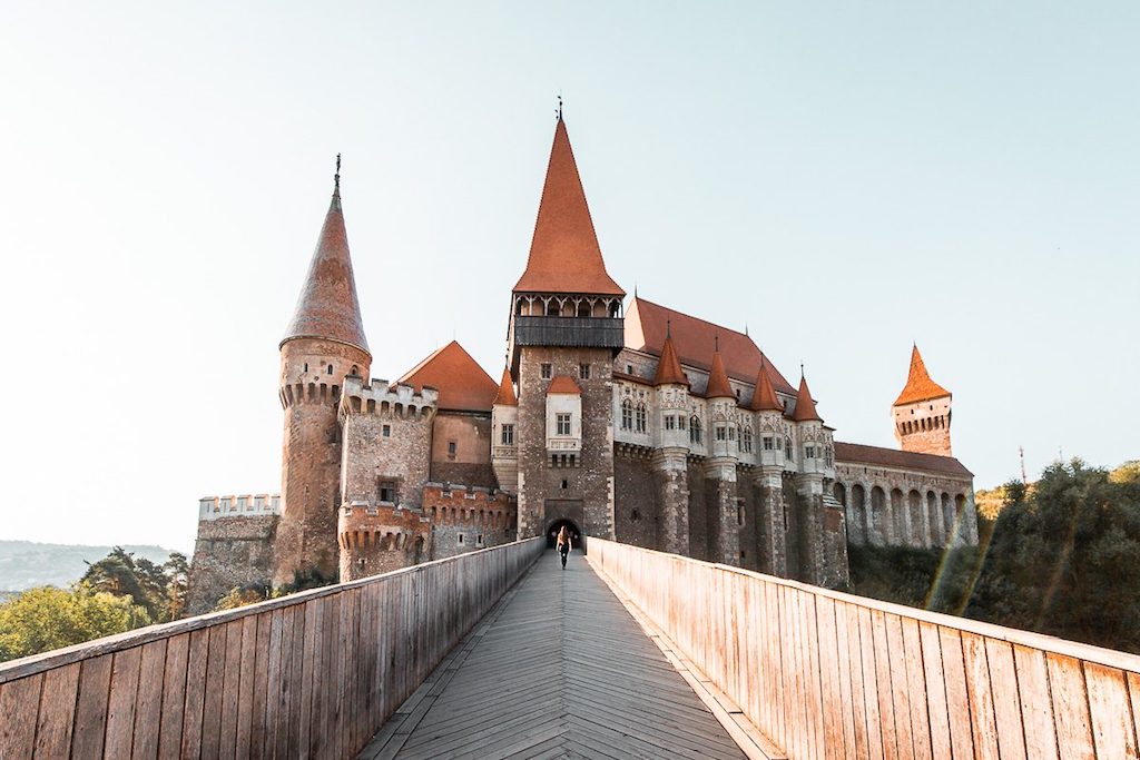 https://mdw-travel-data-us-east-1.s3.amazonaws.com/img/country/Romania/Corvin-Castle/img_02.jpg