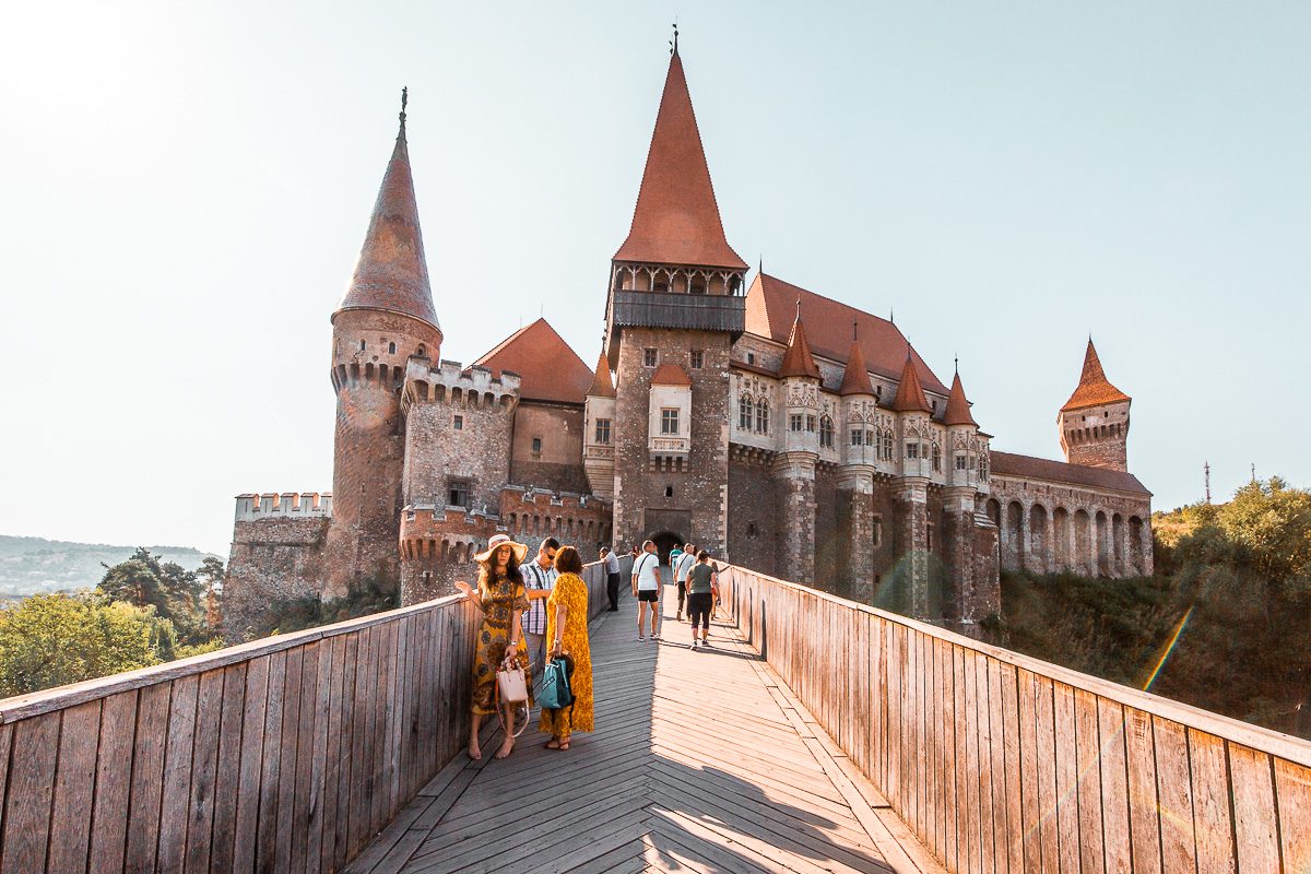 https://mdw-travel-data-us-east-1.s3.amazonaws.com/img/country/Romania/Corvin-Castle/img_03.jpg
