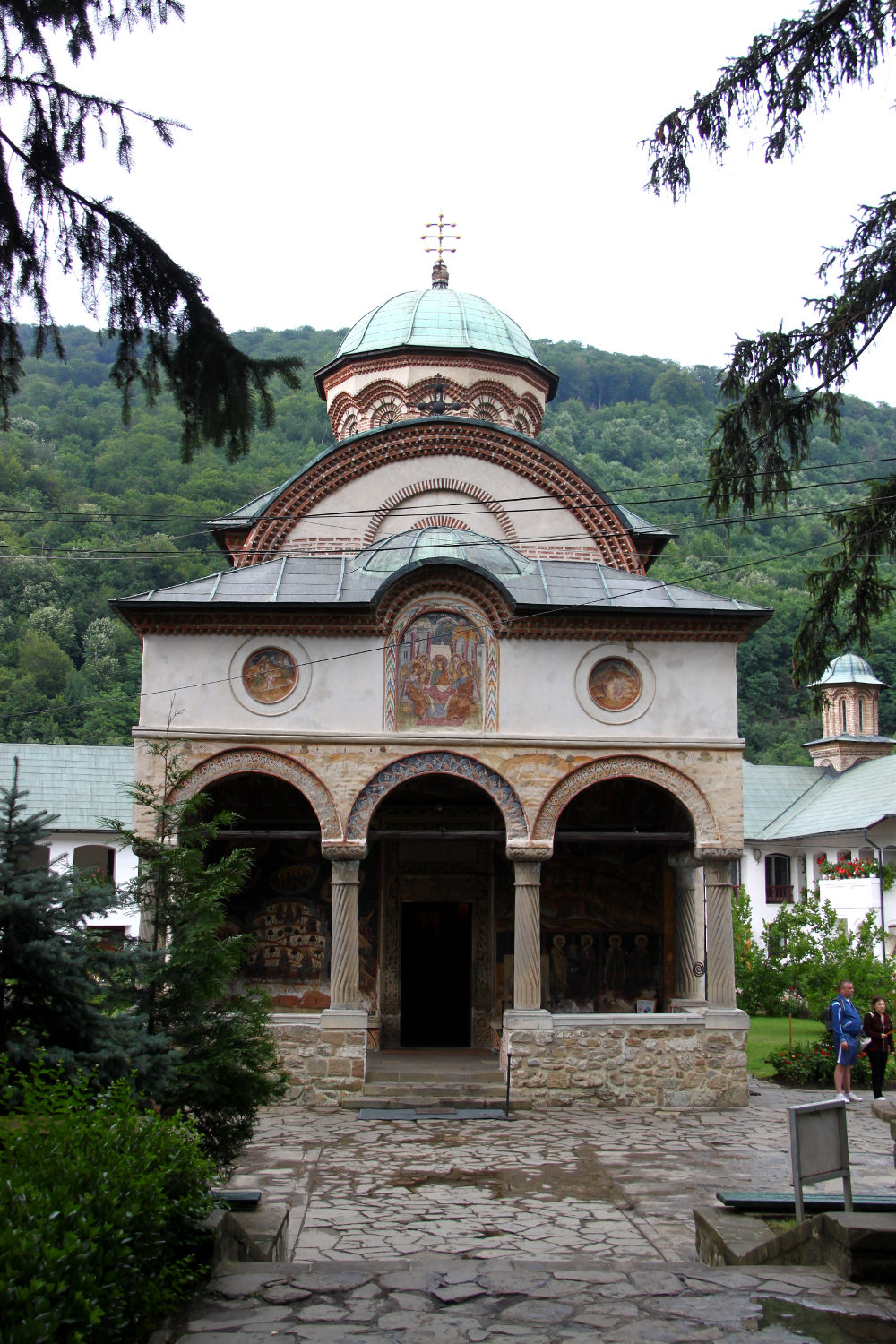 https://mdw-travel-data-us-east-1.s3.amazonaws.com/img/country/Romania/Cozia-Monastery/img_00.jpg