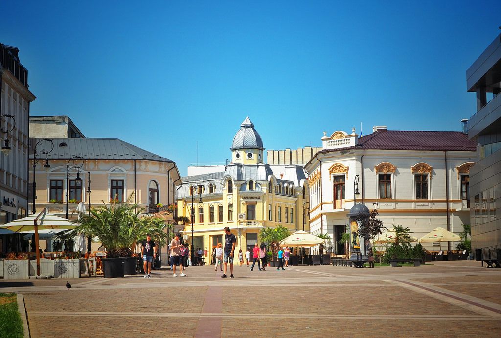 https://mdw-travel-data-us-east-1.s3.amazonaws.com/img/country/Romania/Craiova-Old-Town/img_00.jpg