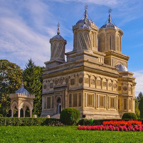 https://mdw-travel-data-us-east-1.s3.amazonaws.com/img/country/Romania/Curtea-de-Arges-Cathedral/img_00.jpg