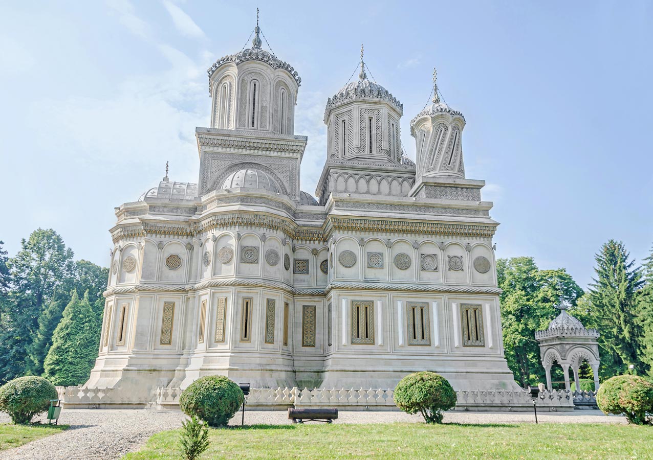 https://mdw-travel-data-us-east-1.s3.amazonaws.com/img/country/Romania/Curtea-de-Arges-Cathedral/img_01.jpg