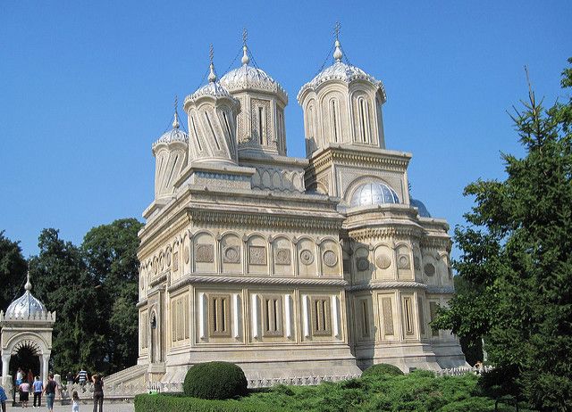 https://mdw-travel-data-us-east-1.s3.amazonaws.com/img/country/Romania/Curtea-de-Arges-Cathedral/img_02.jpg