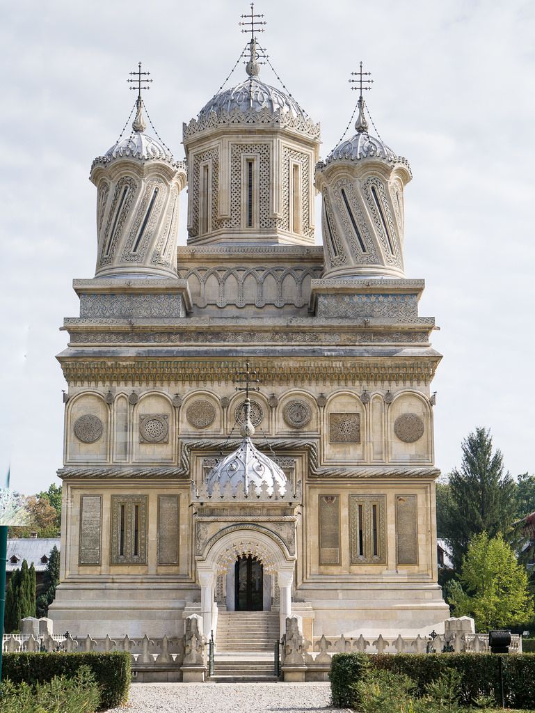 https://mdw-travel-data-us-east-1.s3.amazonaws.com/img/country/Romania/Curtea-de-Arges-Cathedral/img_03.jpg