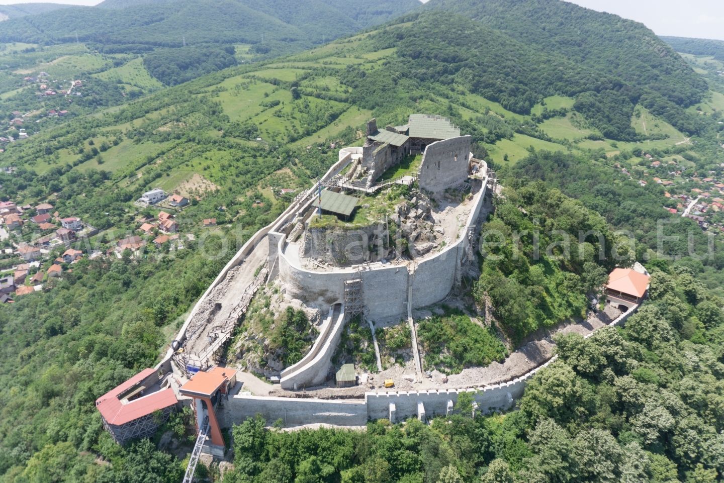 https://mdw-travel-data-us-east-1.s3.amazonaws.com/img/country/Romania/Deva-Fortress/img_01.jpg