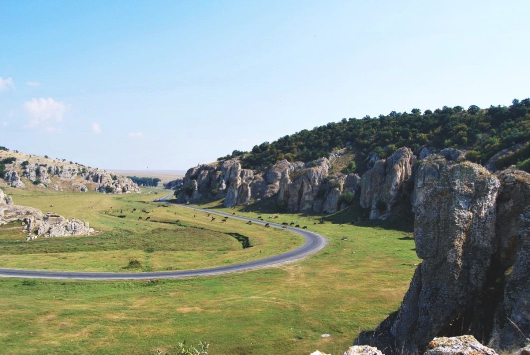 https://mdw-travel-data-us-east-1.s3.amazonaws.com/img/country/Romania/Dobrogea-Gorges/img_02.jpg