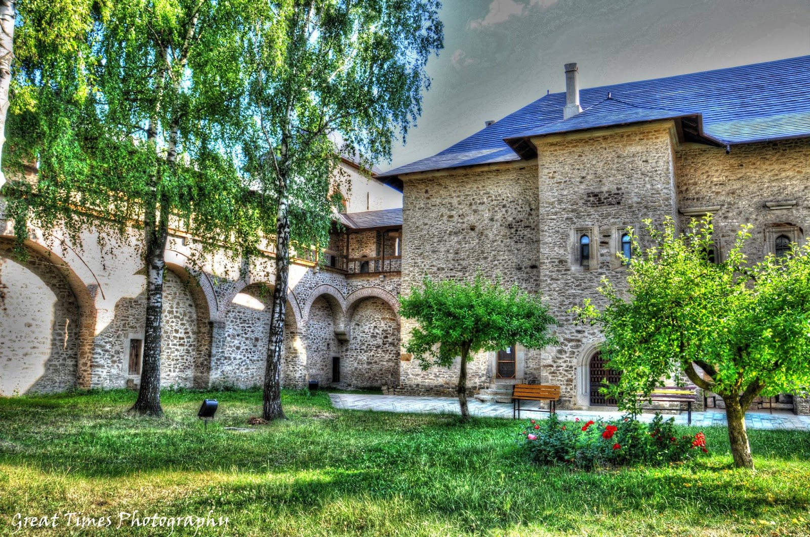 https://mdw-travel-data-us-east-1.s3.amazonaws.com/img/country/Romania/Dragomirna-Monastery/img_01.jpg