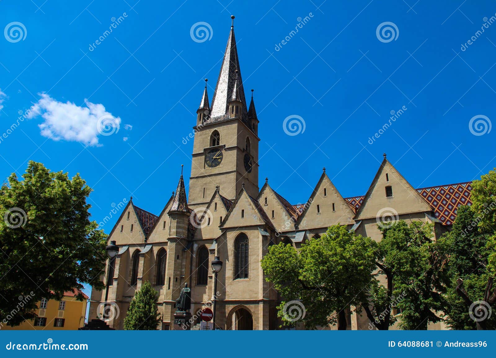 https://mdw-travel-data-us-east-1.s3.amazonaws.com/img/country/Romania/Evangelical-Cathedral/img_02.jpg