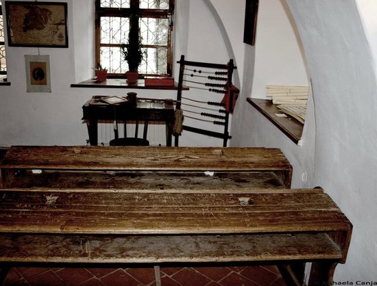 https://mdw-travel-data-us-east-1.s3.amazonaws.com/img/country/Romania/First-Romanian-School-Museum/img_03.jpg