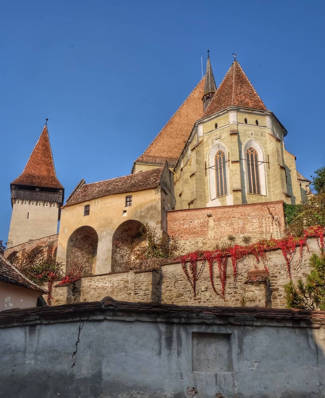 https://mdw-travel-data-us-east-1.s3.amazonaws.com/img/country/Romania/Fortified-Church-of-Biertan/img_00.jpg