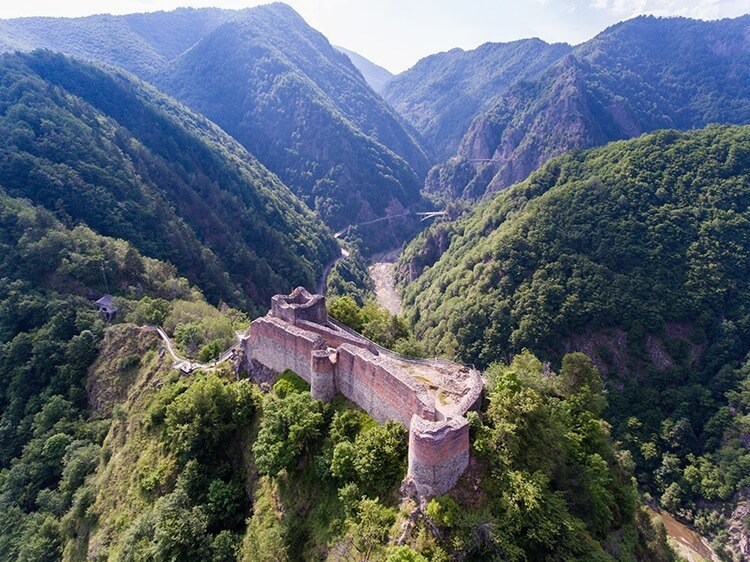 https://mdw-travel-data-us-east-1.s3.amazonaws.com/img/country/Romania/Fortress-Poenari/img_01.jpg